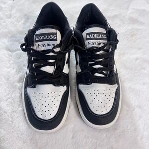 KADULANG Fashion Sneakers Black and White Star Accent Lace Up Tennis Shoes